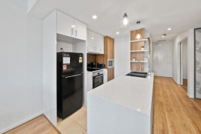 Indoor Pool Gym: Modern Hideout 12-Min From CBD, Canberra
